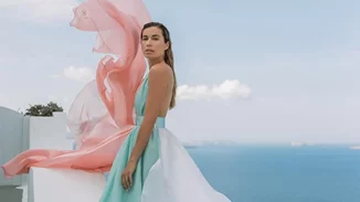 Ηλιοκαμένη στη Μύκονο η Μαριέττα Χρουσαλά | Με mini φούστα και crop top στην παραλία