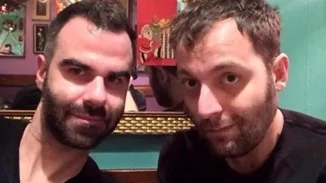 Αύγουστος Κορτώ | To Facebook κατέβασε φωτογραφία όπου φιλιέται με τον σύζυγό του