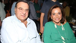 Η Ντόρα Μπακογιάννη χαμογελαστή σε σπάνια δημόσια εμφάνιση με τον σύζυγό της
