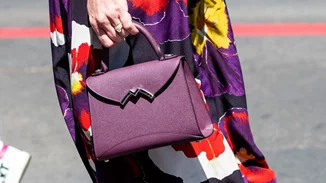 5 χρώματα τσαντών που ταιριάζουν με όλα τα σύνολα και δεν είναι το μαύρο