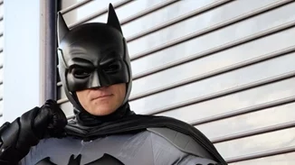 H ανθρώπινη συμπεριφορά σε δημόσιους χώρους βελτιώνεται, όταν είναι κοντά ο Μπάτμαν