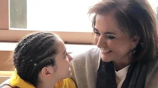 Η Ντόρα Μπακογιάννη φωτογραφίζεται με την εγγονή της με ασορτί looks για την ονομαστική τους γιορτή