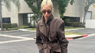 Σοφία Καρβέλα | Οι τρόποι που έχει εντάξει αρμονικά την τάση του κόκκινου στα looks της