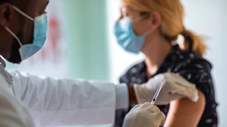 Παγκόσμιο ορόσημο για τους εμβολιασμούς που ξεπέρασαν σε αριθμό τα επιβεβαιωμένα κρούσματα Covid-19 στη Γη