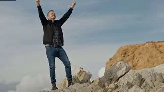 Ο Αλέξανδρος Τσουβέλας κυκλοφόρησε το απόλυτο τραγούδι για τα πανηγύρια