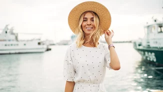 4 στιλιστικές συμβουλές για τα looks των διακοπών ώστε να είσαι καλοντυμένη από το πρωί μέχρι το βράδυ