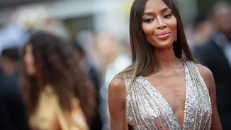 H Naomi Campbell στο haute couture show της Celia Kritharioti | Πώς να αντιγράψεις τα ολόισια και λαμπερά μαλλιά της