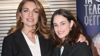 Fresh like a lemon | Η Μαρία Βοσκοπούλου με mini φόρεμα στο χρώμα του καλοκαιριού ποζάρει πλάι στην Άντζελα Γκερέκου