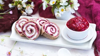 Άγιος Βαλεντίνος | Τα Red Velvet Cinnamon Rolls που θα κάνουν τον σύντροφό σου να σε ξαναερωτευθεί