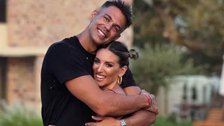 Αθηνά Οικονομάκου | Για μπάνιο με τον Μπρούνο Τσερέλα και τα παιδιά της στην Αθηναϊκή Ριβιέρα