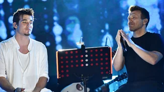 Γιάννης Πλούταρχος | Η συγκινητική συναυλία με τον γιο του & σπάνια εμφάνιση της κόρης του στη σκηνή (pics)