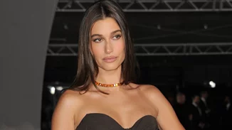 Το πιο ανατρεπτικό "γιορτινό" μανικιούρ που έχουμε δει τελευταία το έκανε η Hailey Bieber