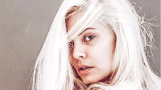 Η Μαρία Κορινθίου πιο ξανθιά από ποτέ