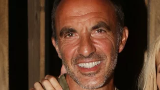 Με παρουσιαστή τον Νίκο Αλιάγα η παρέλαση της 25ης Μαρτίου | Ποια είναι η εντυπωσιακή συμπαρουσιάστριά του