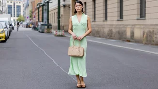 Το μίντι σατινέ φόρεμα που βλέπουμε παντού στο TikTok είναι σε έκπτωση