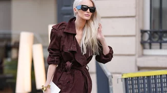 Αυτή η λινή καμπαρντίνα σε mocha mousse χρώμα είναι το ιδανικό πανωφόρι για το στιλ της άνοιξης