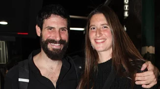 Ο Θανάσης Πατριαρχέας είχε γενέθλια και η σύζυγος του, Βίβιαν Δράκου του έκανε έκπληξη επί σκηνής