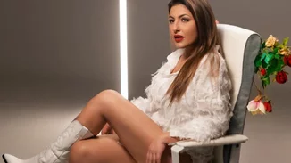 Έλενα Παπαρίζου | Η hot εμφάνιση με μίνι total white outfit