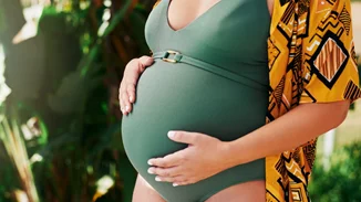 Έγκυος στην παραλία | Κομψά μαγιό που θα αναδείξουν την ωραιότερη καμπύλη του σώματός σου