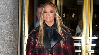 Η Jennifer Lopez και η ακατανόητη ανάγκη της να εμφανίζεται "γυμνή"