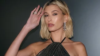 To καλοκαιρινό μακιγιάζ της Hailey Bieber που όμως μπορείς άνετα να κάνεις και το φθινόπωρο