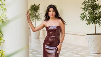 Η Τόνια Σωτηροπούλου με εντυπωσιακό μαύρο φόρεμα στο κόκκινο χαλί του Φεστιβάλ Βενετίας