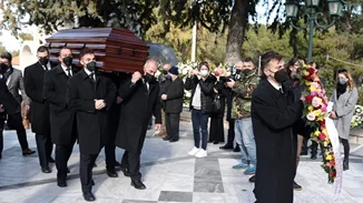 Αλέκος Φασιανός | Το τελευταίο αντίο στον εμβληματικό ζωγράφο - Παρόντες στη κηδεία ο Κυριάκος και η Μαρέβα Μητσοτάκη (εικόνες)