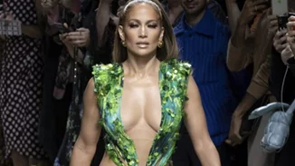 Jennifer Lopez | H στιλίστριά της τότε την είχε ικετέψει να μη βάλει το Jungle Dress του Versace