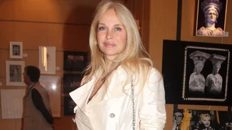 Η Μαρί Κωνσταντάτου σε νέα εμφάνιση με τον σύζυγό της – Με καμπαρντίνα σε χρώμα έκπληξη