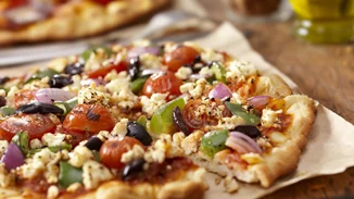 Πίτσα χωριάτικη από τον Βασίλη Καλλίδη - ό,τι πιο γευστικό μπορείς να φτιάξεις στο σπίτι