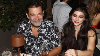 Κωνσταντίνος Καζάκος | Οι εντυπωσιακές βουτιές με την 23χρονη καλλονή σύντροφό του στην πισίνα