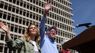 Ο Bernie Sanders στη σκηνή του Φεστιβάλ Μουσικής και Τεχνών Coachella