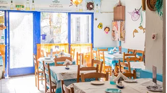 "Ουζερί του Λάκη" | Το κρυφό χαρτί της πλ. Βικτωρίας