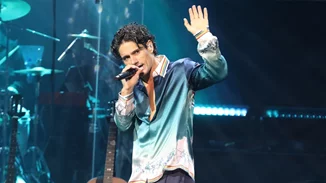 Στο θέατρο για να στηρίξει τη σύντροφό του | Ο Πάνος Βλάχος στην πρεμιέρα της Νατάσας Εξηνταβελώνη