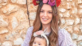 Νικολέττα Ράλλη | Το καλλίγραμμο σώμα της με μίνι σορτσάκι, έναν χρόνο μετά τη γέννα