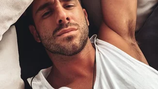 Γιώργος Λιβάνης | Ο τραγουδιστής και σύντροφος της Μαριαλένας Ρουμελιώτη από το Survivor έκανε το εμβόλιο κατά του κoρονοϊού