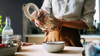 7 τροφές που θα σε βοηθήσουν να πας τουαλέτα ASAP (εκτός από τη βρώμη!)