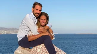 H "τολμηρή" εμφάνιση της Νina Flohr σε πάρτι Βρετανών αριστοκρατών