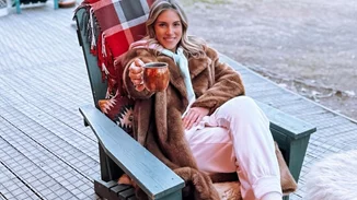 Η Αθηνά Οικονομάκου φόρεσε το παλτό που επιλέγουν το 2024 οι πιο ενημερωμένες fashionistas