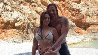 Η Ευρυδίκη Βαλαβάνη με λευκό μπικίνι, πέπλο και το μονόπετρό της | Οι φωτογραφίες από το pre wedding πάρτι στην παραλία