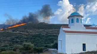 Μάχη με τις φλόγες σε Έβρο και Άνδρο, βελτιωμένη εικόνα σε Βοιωτία και Φθιώτιδα