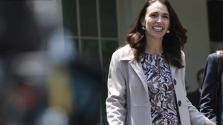 Jacinda Ardern | Μια αυθεντική πολιτικός αποχωρεί αποδεικνύοντας μέχρι τέλους ότι η παγκόσμια προσοχή της ανήκει