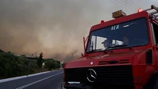 Σε πλήρη εξέλιξη η επιχείρηση κατάσβεσης της μεγάλης πυρκαγιάς στην Ιεράπετρα