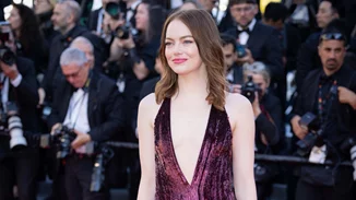 Φεστιβάλ Καννών | Η Old Hollywood εμφάνιση της Emma Stone στην πρεμιέρα της ταινίας του Γιώργου Λάνθιμου