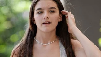 Η Suri Cruise με βραδινό φόρεμα στο χορό του σχολείου της