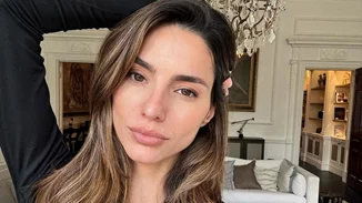 Η Ηλιάνα Παπαγεωργίου στο σαλόνι της | Δερμάτινα πουφ και cozy ατμόσφαιρα