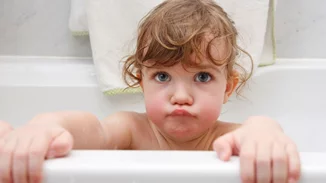 5 λόγοι που εξηγούν γιατί το παιδί δεν θέλει να κάνει μπάνιο και πώς να τους αντιμετωπίσεις