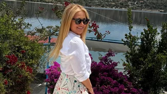 Η Νάνσυ Ζαμπέτογλου με την ανοιξιάτικη φούστα που θα φορέσεις από το πρωί έως το βράδυ