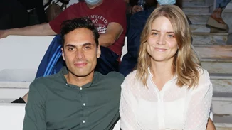 Δανάη Μιχαλάκη | Διαβάζει παραμύθι στην κόρη της