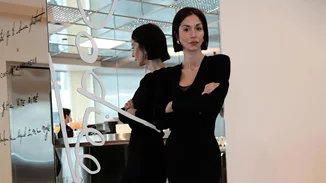 Σοφία Καρβέλα | Το ολόλευκο σύνολό της ήταν βασισμένο σε ένα σακάκι με την πιο ιδιαίτερη και chic λεπτομέρεια